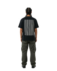byKapwa Studio | You Me Us Kapwa Wave Tee - Dark | T-Shirt Schwarz | Model Mann Rückseite
