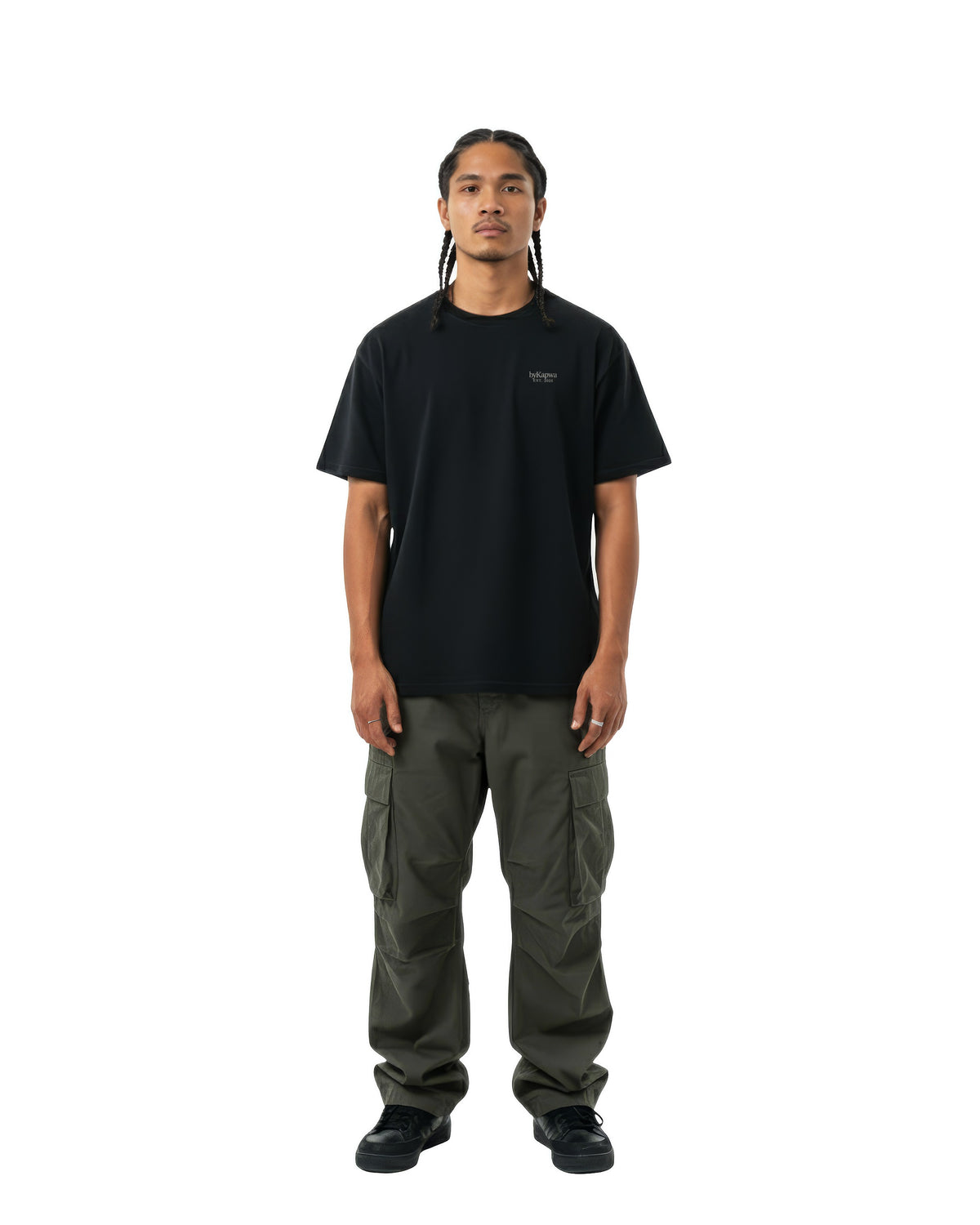 byKapwa Studio | You Me Us Kapwa Wave Tee - Dark | T-Shirt Schwarz | Model Mann Vorderseite