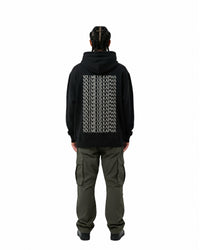 byKapwa Studio | You Me Us Kapwa Hoodie - Dark | Hoodie Schwarz | Model Mann Rückseite
