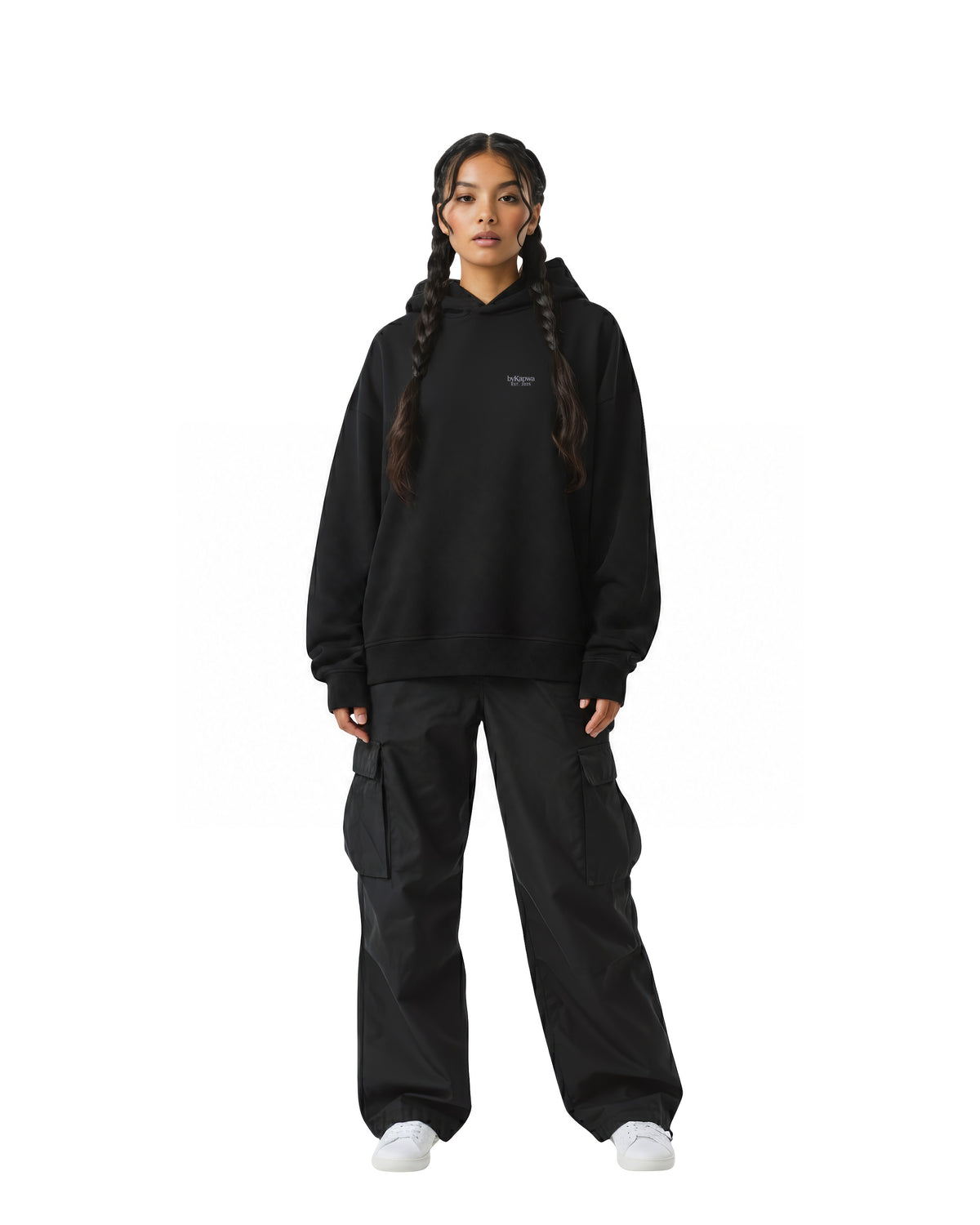byKapwa Studio | Kapwa Repeat Hoodie - Dark | Hoodie Schwarz | Model Frau Vorderseite