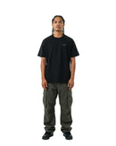 byKapwa Studio | Kapwa Repeat Tee – Dark | T-Shirt Schwarz | Model Mann Vorderseite