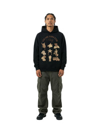 byKapwa Studio | Born to Be Pinoy Hoodie | Hoodie Schwarz | Model Mann Vorderseite