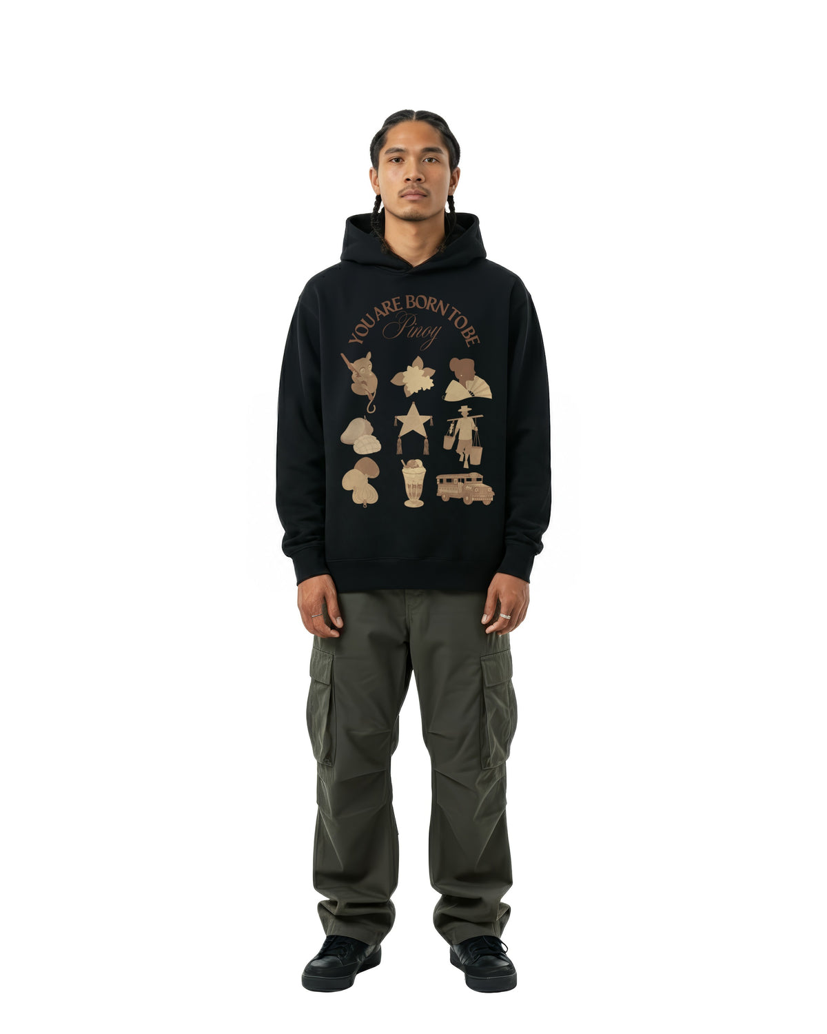 byKapwa Studio | Born to Be Pinoy Hoodie | Hoodie Schwarz | Model Mann Vorderseite