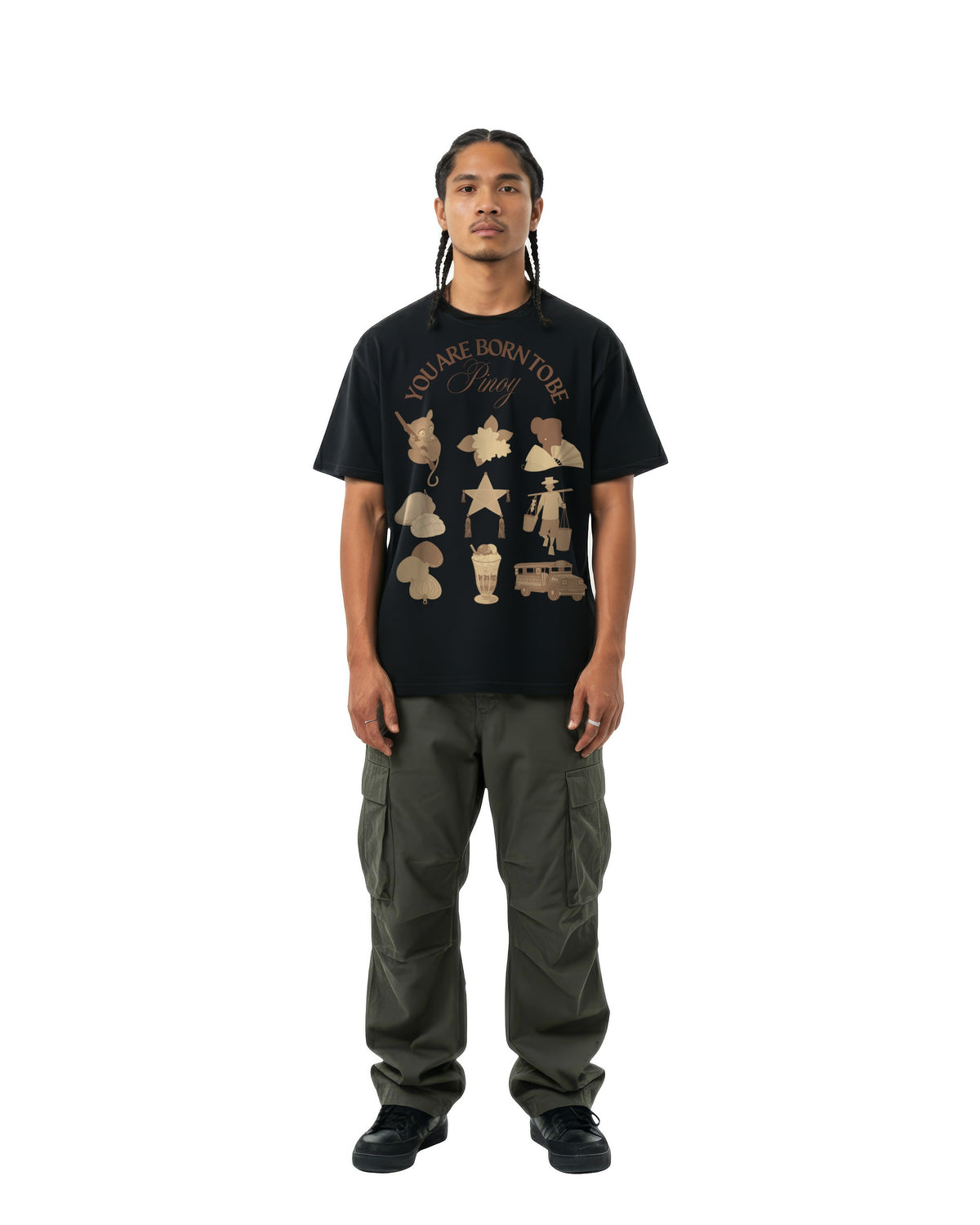 byKapwa Studio | Born to Be Pinoy Tee | T-Shirt Schwarz | Model Mann Vorderseite