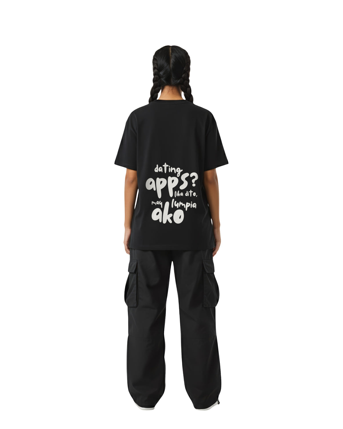 byKapwa Studio | Dating Apps & Lumpia Tee - Dark | T-Shirt Schwarz | Model Frau Rückseite