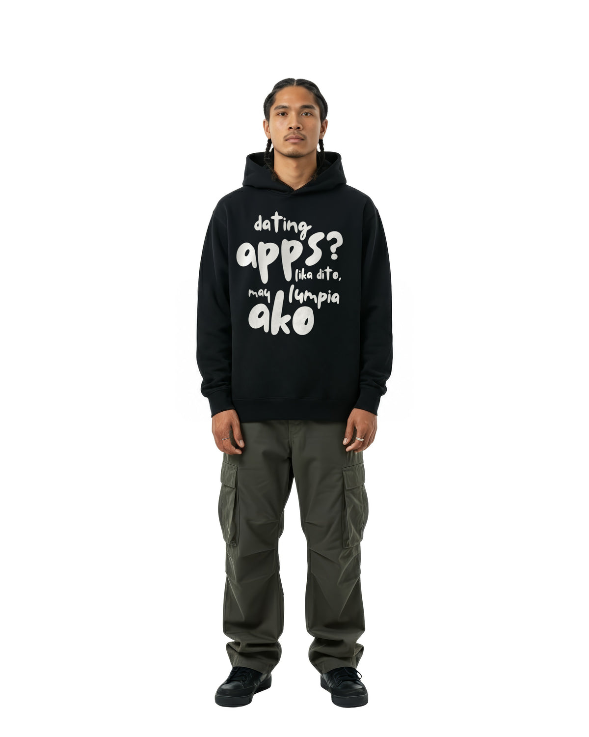 byKapwa Studio | Dating Apps & Lumpia Hoodie - Dark | Hoodie Schwarz | Model Mann Vorderseite