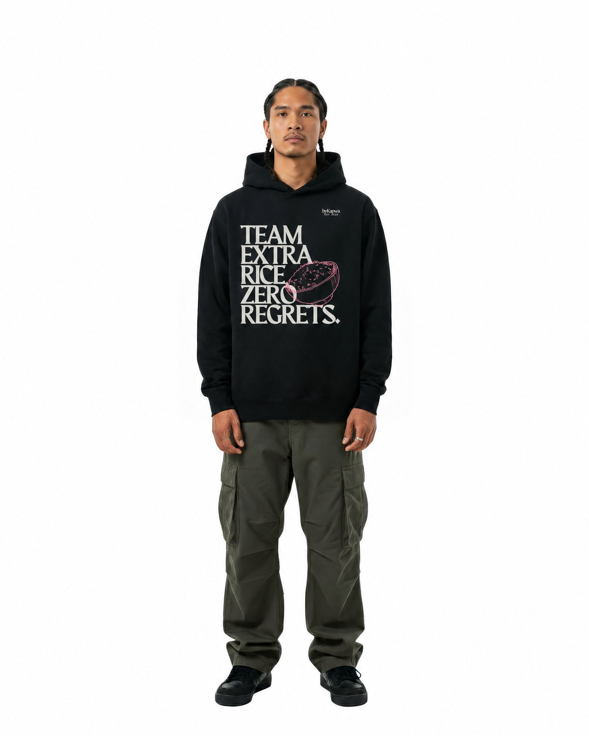 byKapwa Studio | Team Extra Rice Hoodie - Dark | Hoodie Schwarz | Model Mann Vorderseite