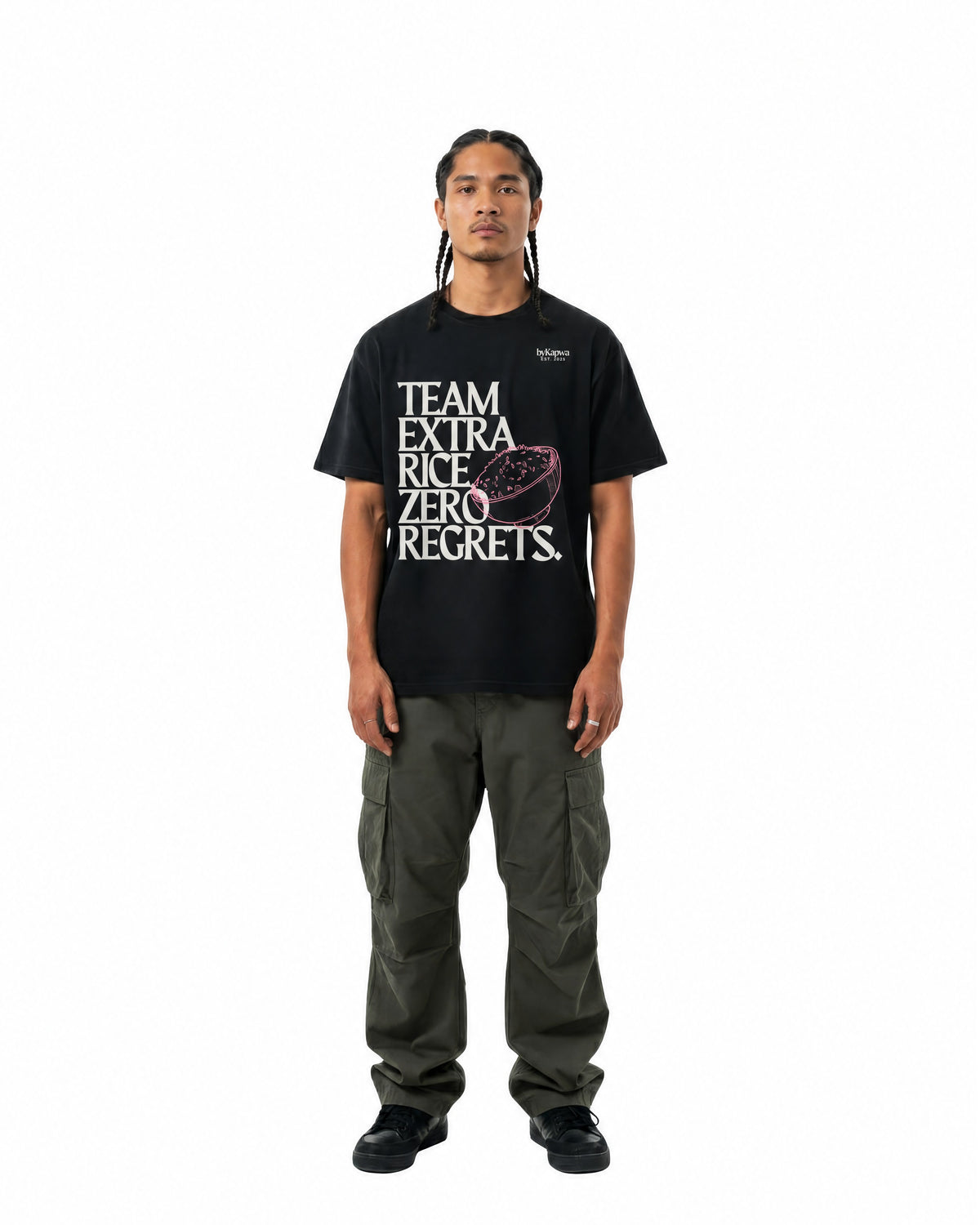 byKapwa Studio | Team Extra Rice - Dark | T-Shirt Schwarz | Model Mann Vorderseite