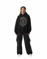 byKapwa Studio | byKapwa Spiral Hoodie - Dark | Hoodie Schwarz | Model Frau Vorderseite