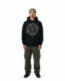 byKapwa Studio | byKapwa Spiral Hoodie - Dark | Hoodie Schwarz | Model Mann Vorderseite