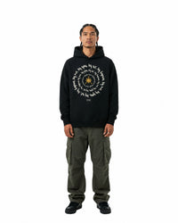 byKapwa Studio | byKapwa Spiral Hoodie - Dark | Hoodie Schwarz | Model Mann Vorderseite