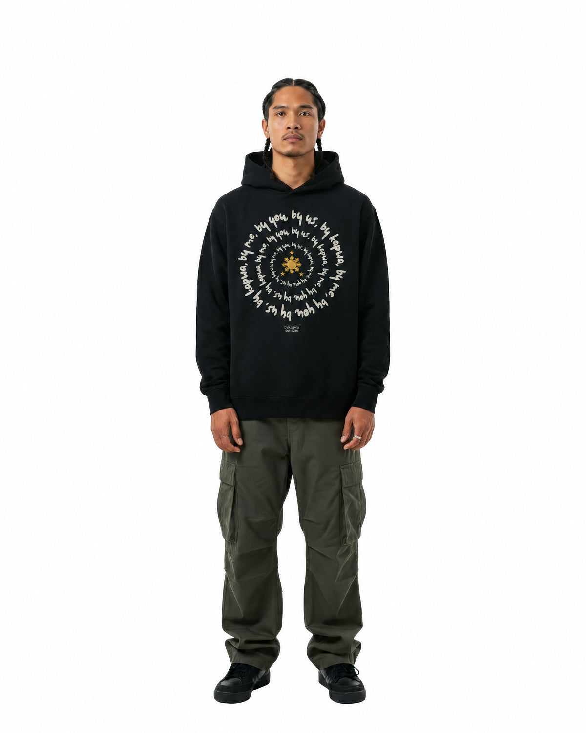 byKapwa Studio | byKapwa Spiral Hoodie - Dark | Hoodie Schwarz | Model Mann Vorderseite