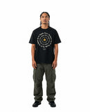 byKapwa Studio | byKapwa Spiral Tee - Dark | T-Shirt Schwarz | Model Mann Vorderseite