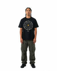 byKapwa Studio | byKapwa Spiral Tee - Dark | T-Shirt Schwarz | Model Mann Vorderseite