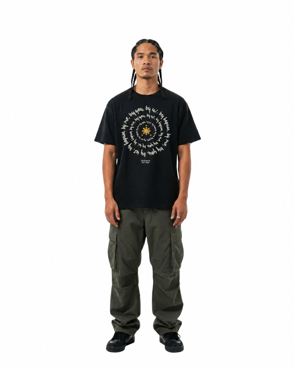 byKapwa Studio | byKapwa Spiral Tee - Dark | T-Shirt Schwarz | Model Mann Vorderseite