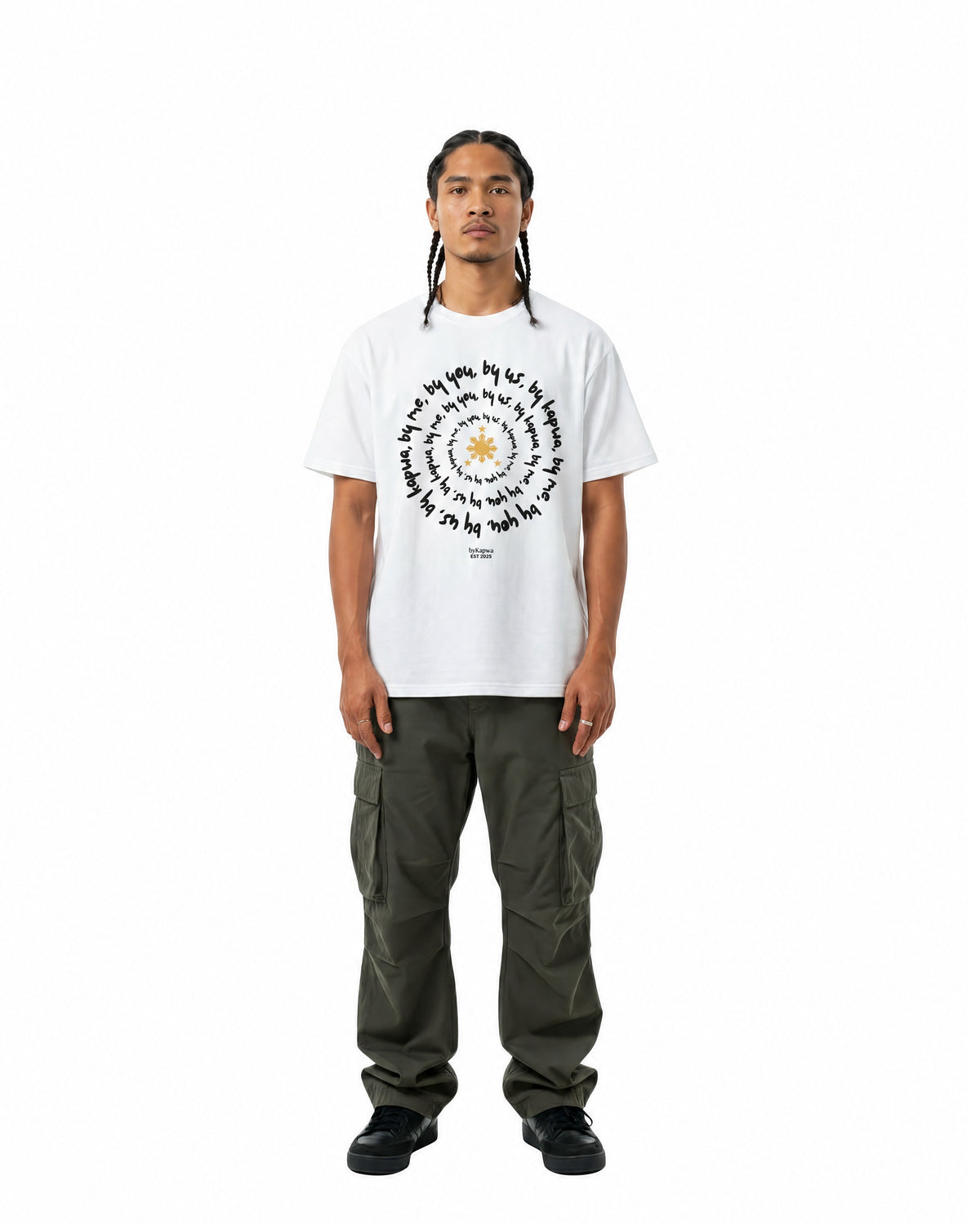 byKapwa Studio | byKapwa Spiral Tee - Light | T-Shirt Weiß | Model Mann Vorderseite