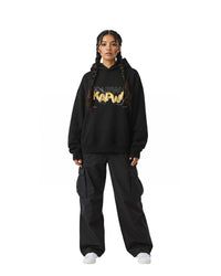 byKapwa Studio | Gold Liquid 3D Kapwa Hoodie - Dark | Hoodie Schwarz | Model Frau Vorderseite