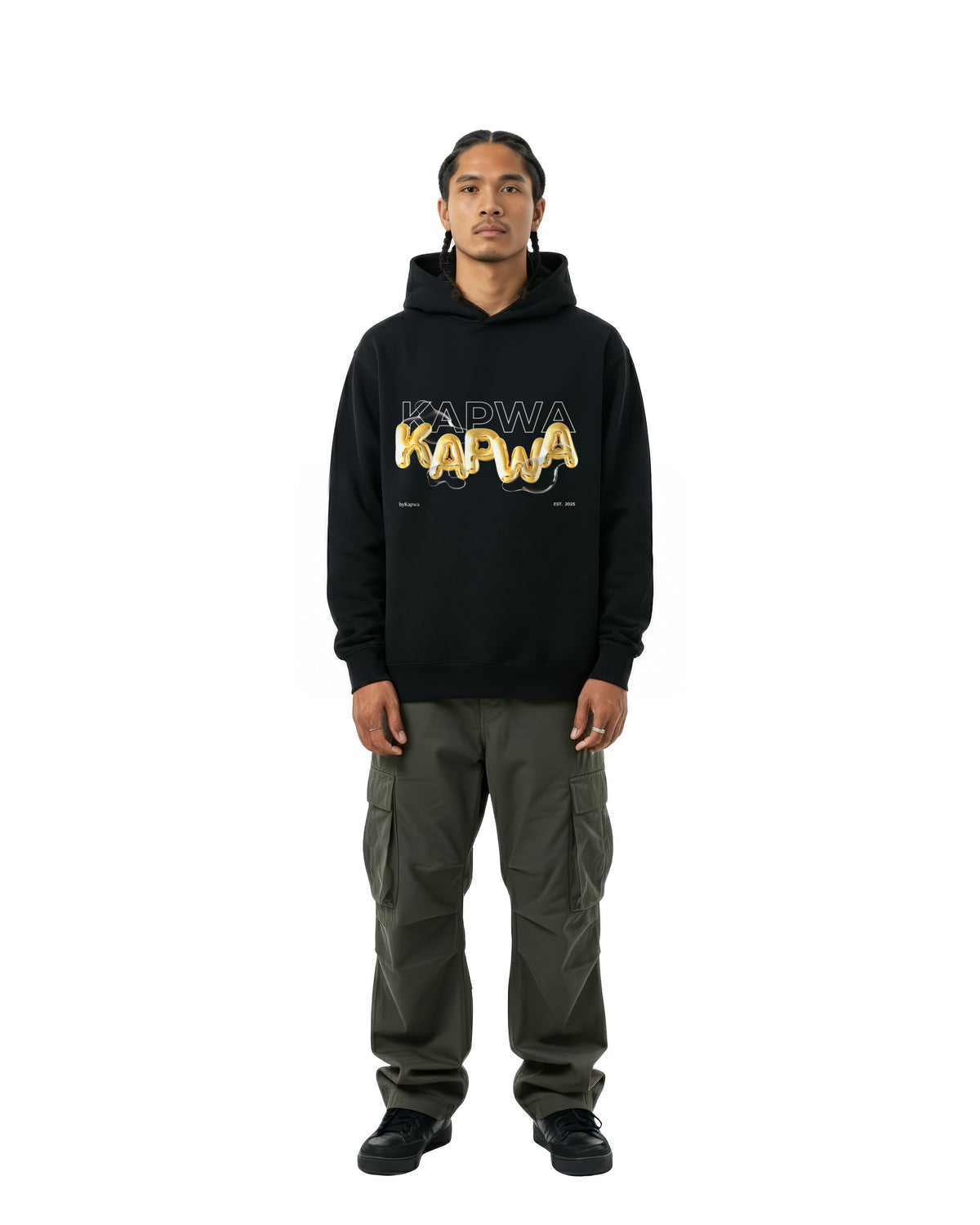 byKapwa Studio | Gold Liquid 3D Kapwa Hoodie - Dark | Hoodie Schwarz | Model Mann Vorderseite