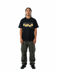 byKapwa Studio | Gold Liquid 3D Kapwa Tee - Dark | T-Shirt Schwarz | Model Mann Vorderseite