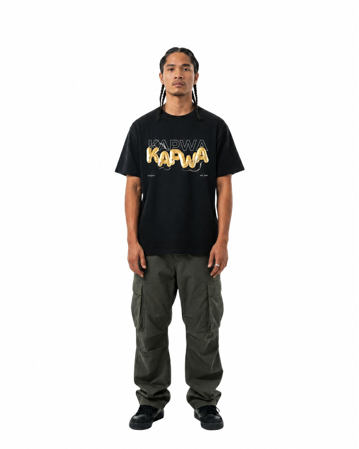 byKapwa Studio | Gold Liquid 3D Kapwa Tee - Dark | T-Shirt Schwarz | Model Mann Vorderseite