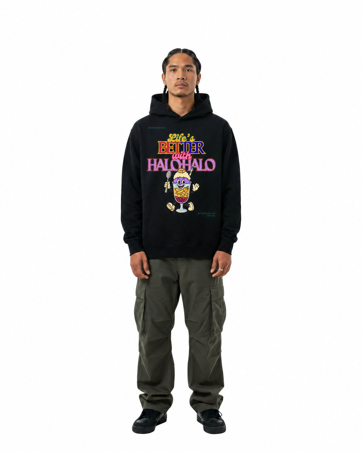byKapwa Studio | Life’s Better with Halo-Halo Hoodie | Hoodie Schwarz | Model Mann Vorderseite