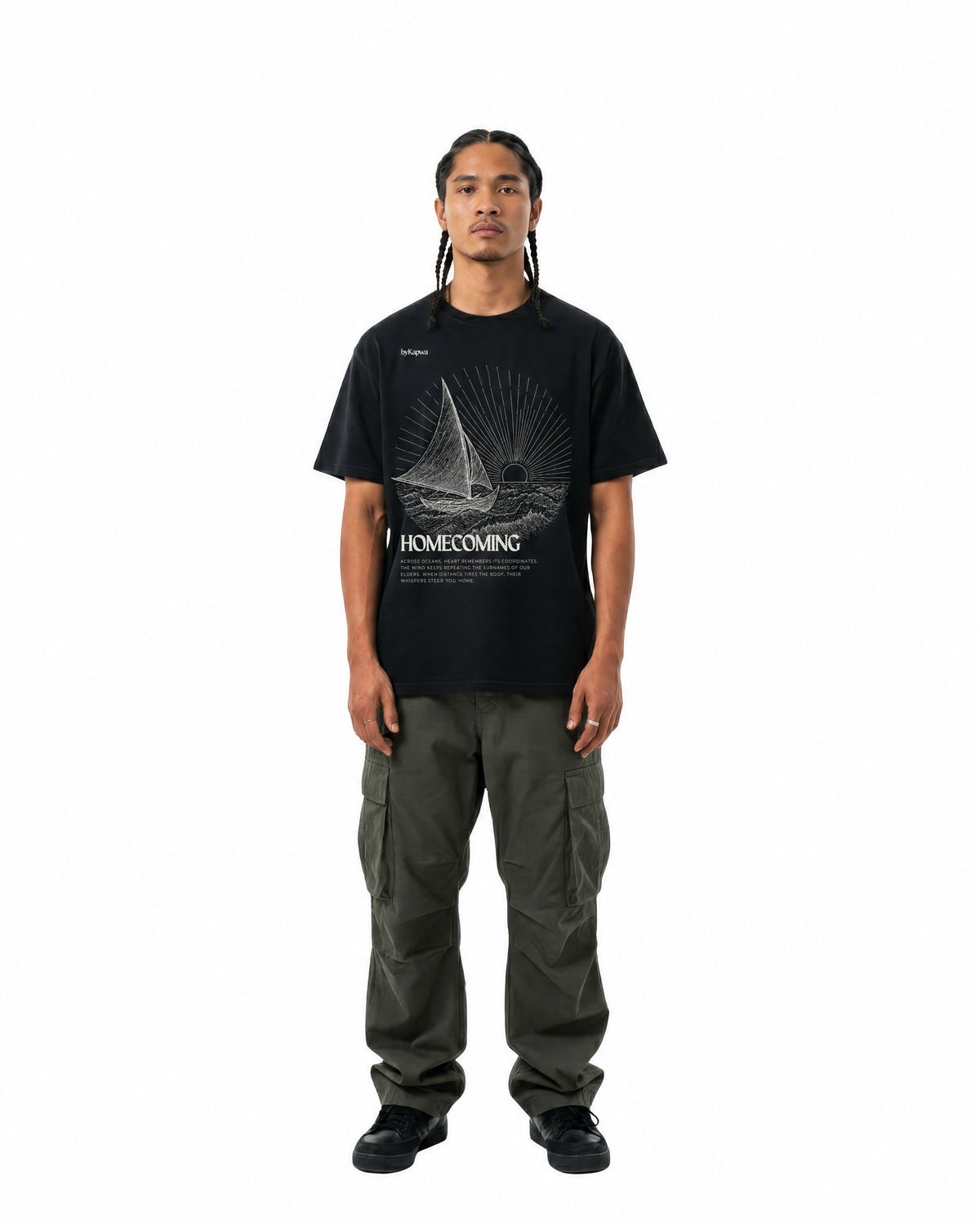 byKapwa Studio | Homecoming Tee - Dark | T-Shirt Schwarz | Model Mann Vorderseite