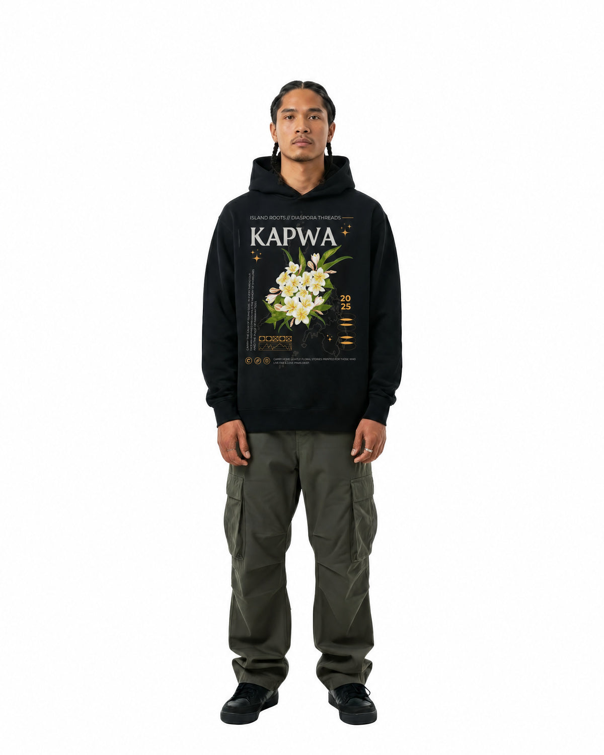 byKapwa Studio | Island Roots Diaspora Threads Hoodie - Dark | Hoodie Schwarz | Model Mann Vorderseite