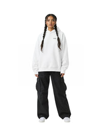 byKapwa Studio | Kapwa Konek Hoodie - Light | Hoodie Weiß | Model Frau Vorderseite