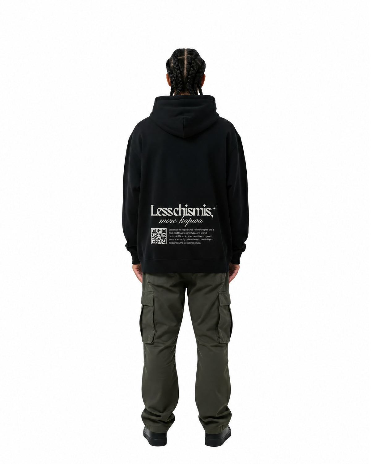 byKapwa Studio | Less Chismis More Kapwa Hoodie - Dark | Hoodie Schwarz | Model Mann Rückseite