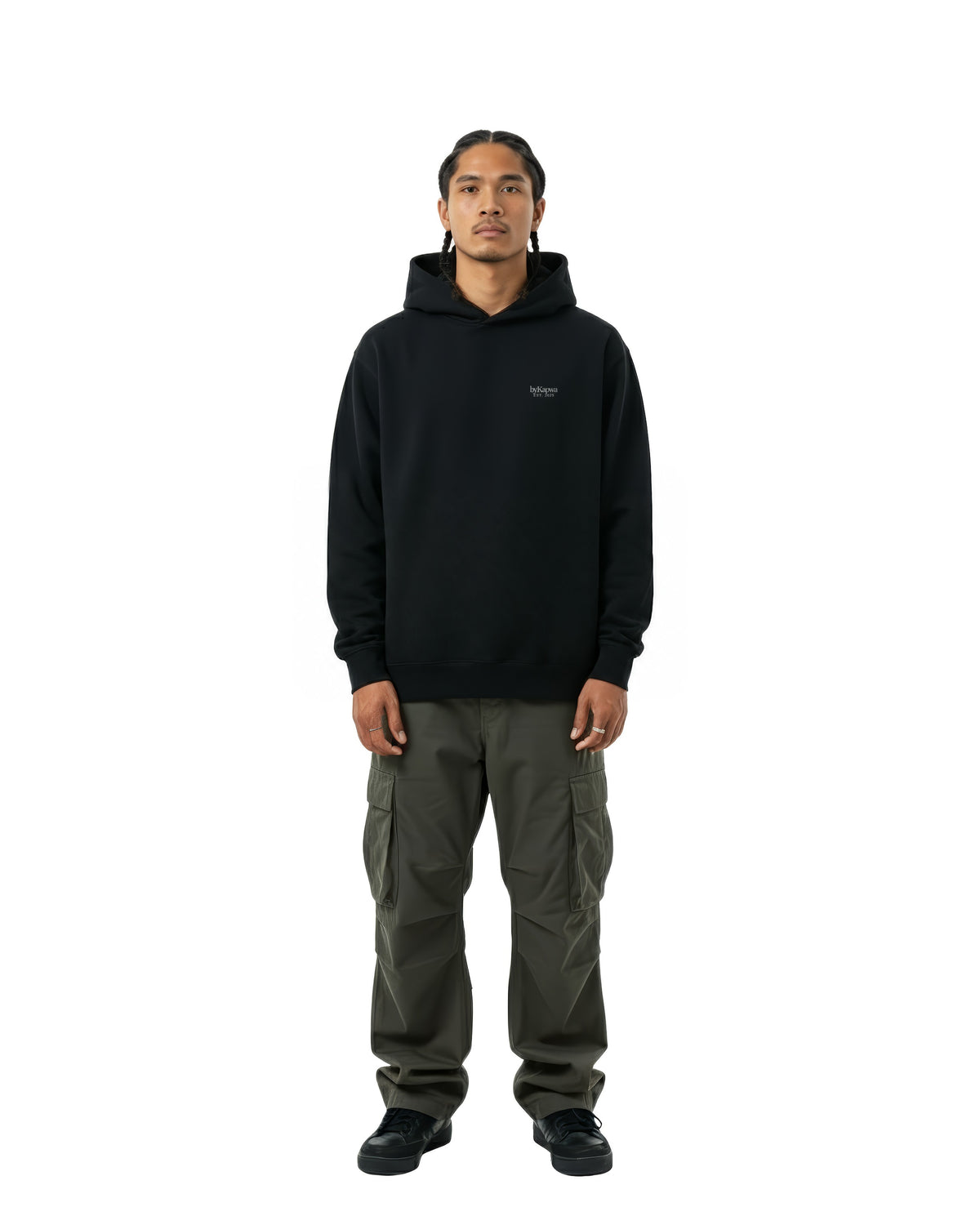 byKapwa Studio | Less Chismis More Kapwa Hoodie - Dark | Hoodie Schwarz | Model Mann Vorderseite