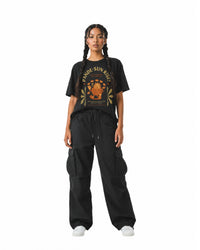byKapwa Studio | Pande-Sun Rise Tee - Dark | T-Shirt Schwarz | Model Frau Vorderseite