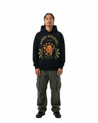 byKapwa Studio | Pande-Sun Rise Hoodie - Dark | Hoodie Schwarz | Model Mann Vorderseite