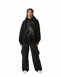 byKapwa Studio | Philippine Archipelago Hoodie - Dark | Hoodie Schwarz | Model Frau Vorderseite