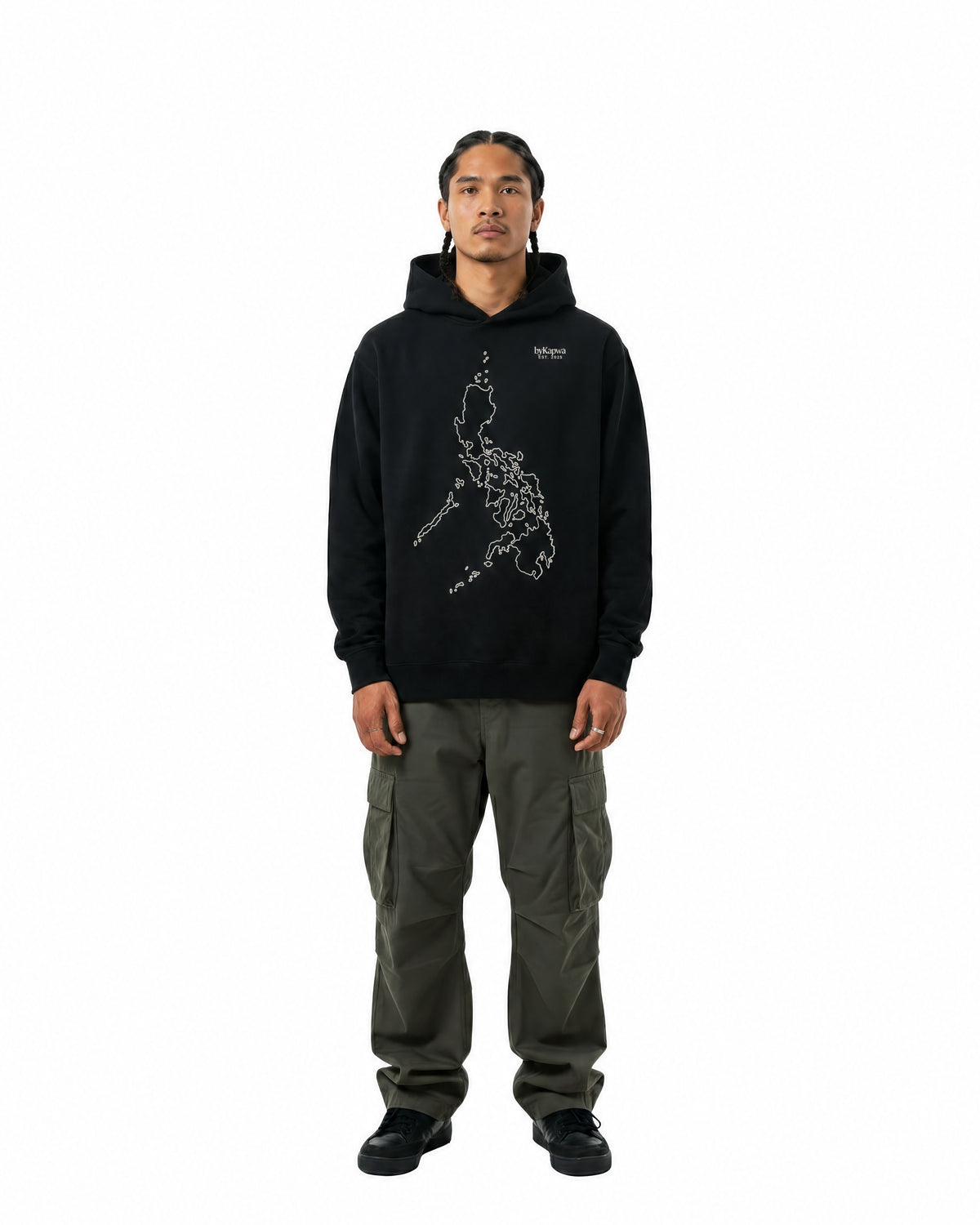 byKapwa Studio | Philippine Archipelago Hoodie - Dark | Hoodie Schwarz | Model Mann Vorderseite