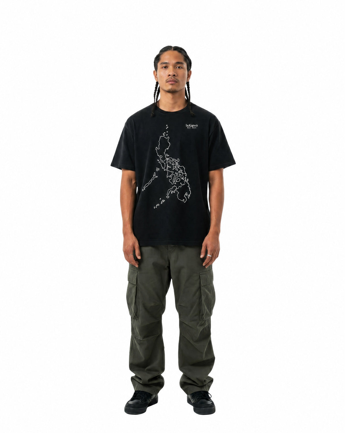 byKapwa Studio | Philippine Archipelago Tee - Dark | T-Shirt Schwarz | Model Mann Vorderseite