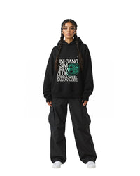 byKapwa Studio | Sinigang Crew Club Hoodie – Dark | Hoodie Schwarz | Model Frau Vorderseite