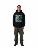 byKapwa Studio | Sinigang Crew Club Hoodie – Dark | Hoodie Schwarz | Model Mann Vorderseite