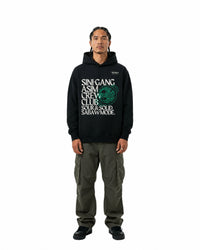 byKapwa Studio | Sinigang Crew Club Hoodie – Dark | Hoodie Schwarz | Model Mann Vorderseite