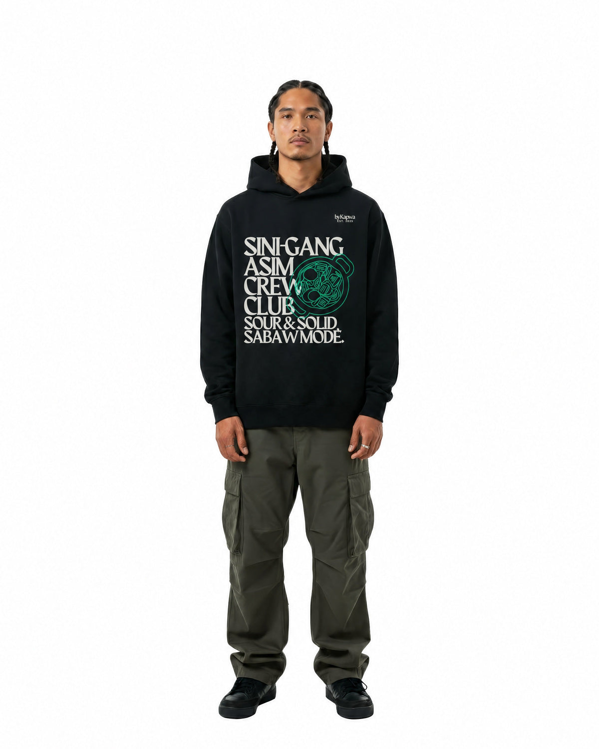 byKapwa Studio | Sinigang Crew Club Hoodie – Dark | Hoodie Schwarz | Model Mann Vorderseite