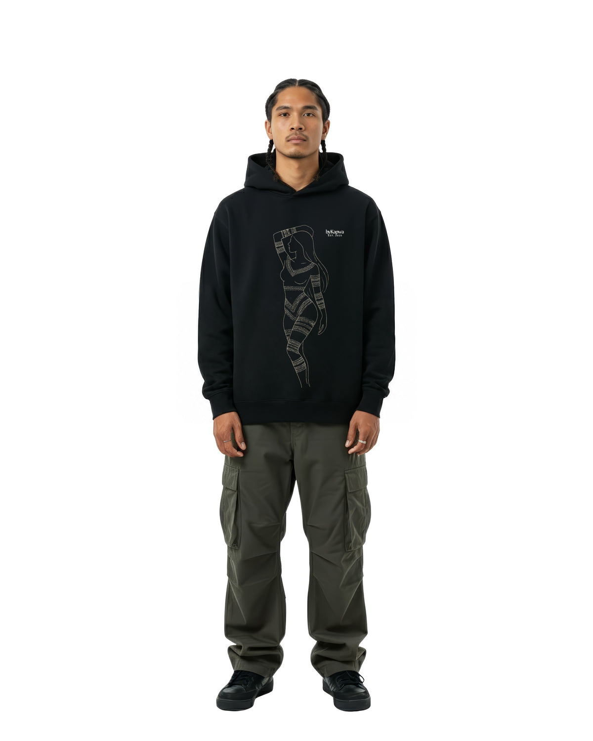 byKapwa Studio | Kapwa Tattoo Silhouette Hoodie - Dark | Hoodie Schwarz | Model Mann Vorderseite