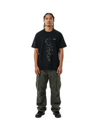 byKapwa Studio | Kapwa Tattoo Silhouette Tee - Dark | T-Shirt Schwarz | Model Mann Vorderseite
