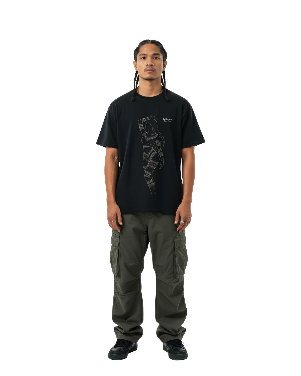 byKapwa Studio | Kapwa Tattoo Silhouette Tee - Dark | T-Shirt Schwarz | Model Mann Vorderseite