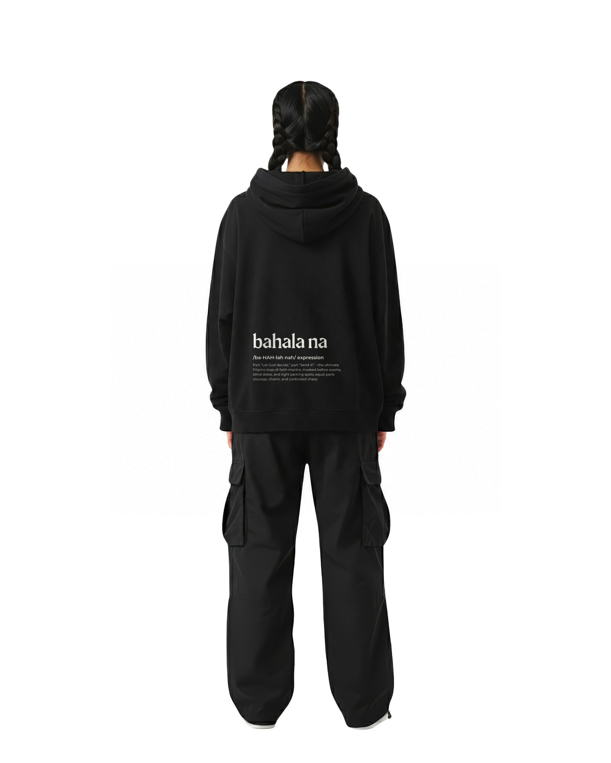byKapwa Studio | Bahala Na Definition Hoodie - Dark | Hoodie Schwarz | Model Frau Rückseite