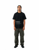 byKapwa Studio | Bahala Na Definition Tee - Dark | T-Shirt Schwarz | Model Mann Vorderseite
