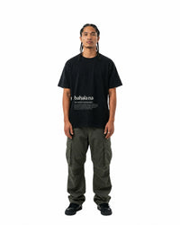 byKapwa Studio | Bahala Na Definition Tee - Dark | T-Shirt Schwarz | Model Mann Vorderseite