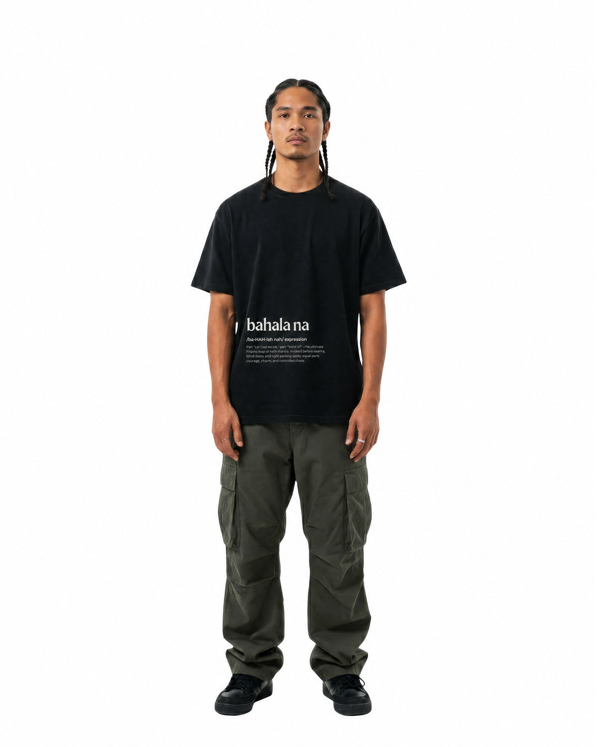 byKapwa Studio | Bahala Na Definition Tee - Dark | T-Shirt Schwarz | Model Mann Vorderseite