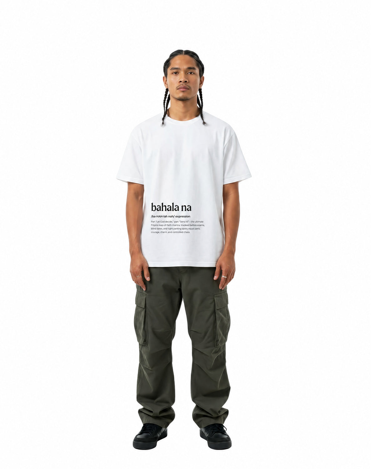 byKapwa Studio | Bahala Na Definition Tee - Light | T-Shirt Weiß | Model Mann Vorderseite