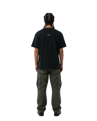 byKapwa Studio | Kapwa Definition Tee - Dark | T-Shirt Schwarz | Model Mann Rückseite