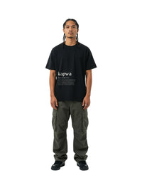 byKapwa Studio | Kapwa Definition Tee - Dark | T-Shirt Schwarz | Model Mann Vorderseite