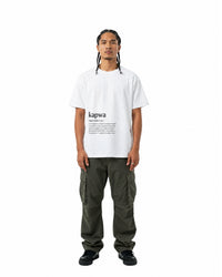 byKapwa Studio | Kapwa Definition Tee - Light | T-Shirt Weiß | Model Mann Vorderseite